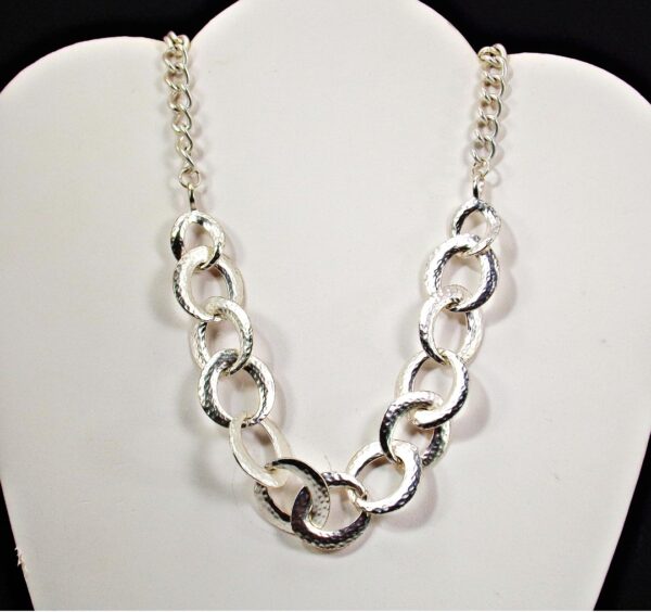 LINK NECKLACE IN A MATTE SILVER FINISH - Image 4