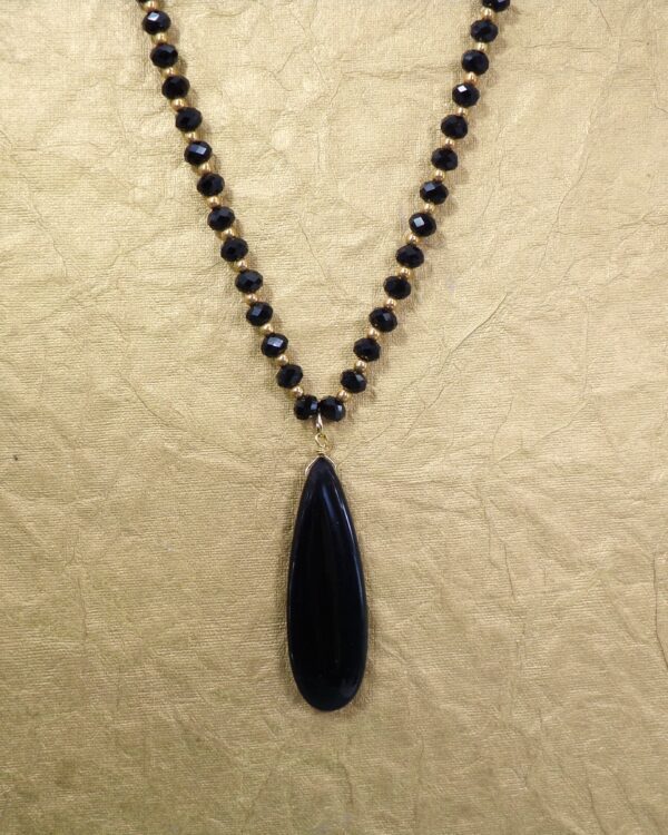 BLACK AGATE STONE PENDANT ON A BLACK GLASS BEAD NECKLACE - Image 9