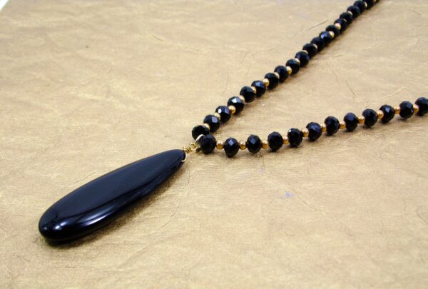 BLACK AGATE STONE PENDANT ON A BLACK GLASS BEAD NECKLACE - Image 2