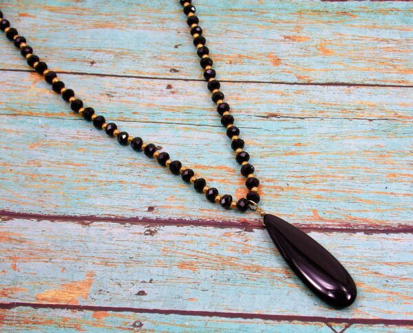 BLACK AGATE STONE PENDANT ON A BLACK GLASS BEAD NECKLACE - Image 5