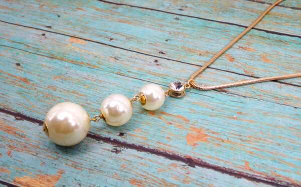 TRIPLE PEARL PENDANT NECKLACE - Image 5