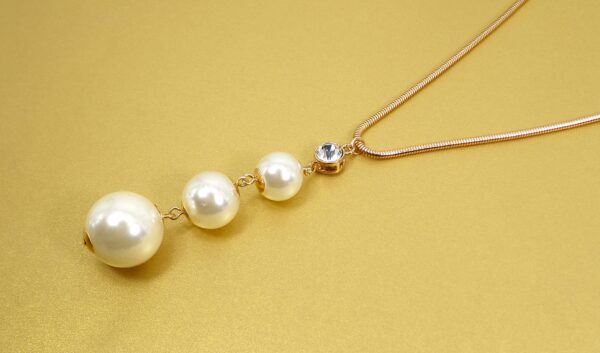 TRIPLE PEARL PENDANT NECKLACE - Image 3