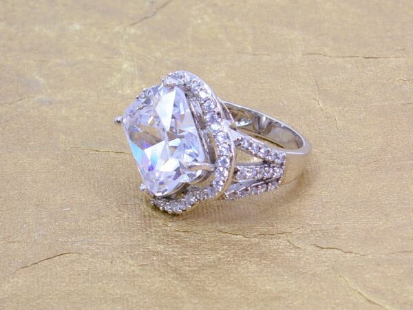 LARGE CLEAR CLOVER SHAPE CUBIC ZIRCONIA STONE RING - SIZE 7 - Image 5