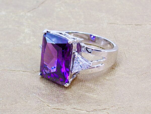 LARGE PURPLE RECTANGLE CUBIC ZIRCONIA STONE RING - SIZE 7 - Image 6