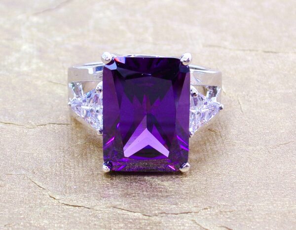 LARGE PURPLE RECTANGLE CUBIC ZIRCONIA STONE RING - SIZE 7 - Image 4