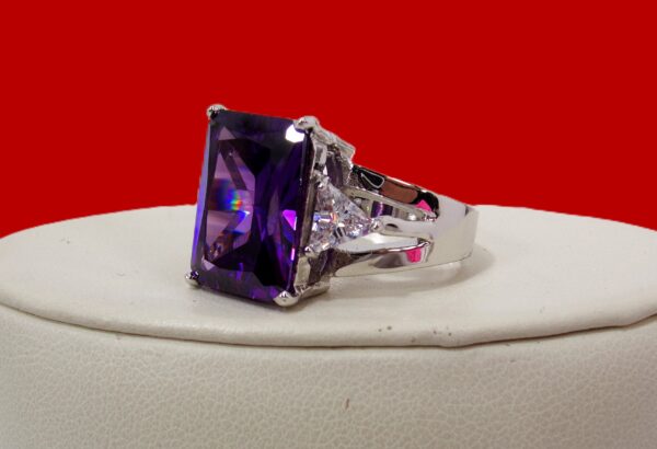 LARGE PURPLE RECTANGLE CUBIC ZIRCONIA STONE RING - SIZE 7 - Image 9