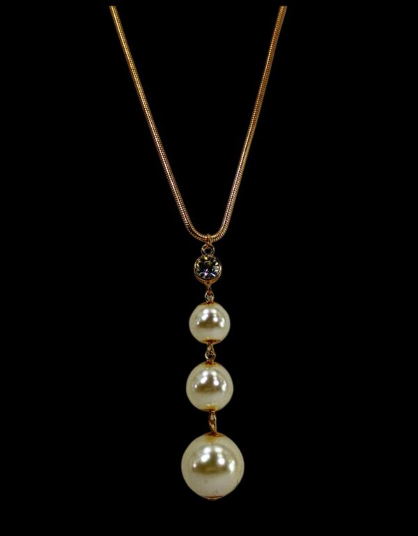 TRIPLE PEARL PENDANT NECKLACE - Image 2