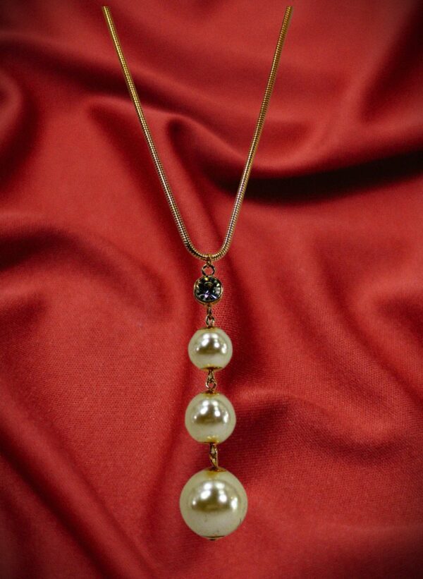 TRIPLE PEARL PENDANT NECKLACE - Image 4