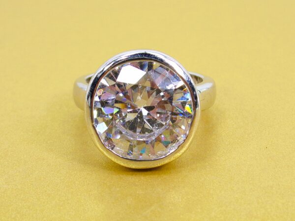 LARGE ROUND CLEAR CUBIC ZIRCONIA STONE RING SIZE 8 - Image 4