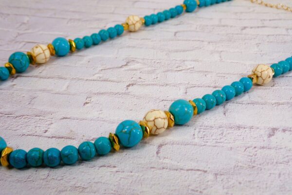 TURQUOISE AND WHITE AGATE STONE BEAD NECKLACE - Image 7