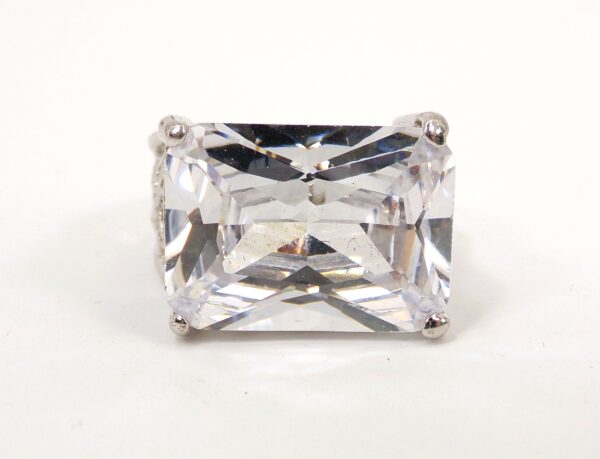 LARGE CLEAR RECTANGLE CUBIC ZIRCONIA STONE RING - SIZE 7 - Image 3