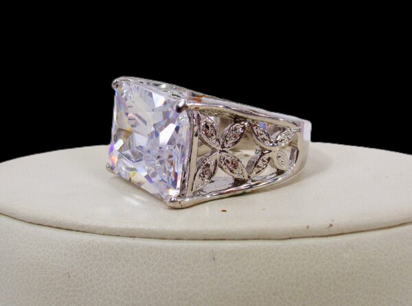 LARGE CLEAR RECTANGLE CUBIC ZIRCONIA STONE RING - SIZE 7 - Image 8