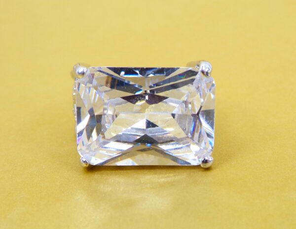 LARGE CLEAR RECTANGLE CUBIC ZIRCONIA STONE RING - SIZE 7 - Image 5