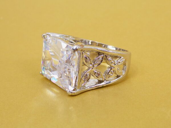 LARGE CLEAR RECTANGLE CUBIC ZIRCONIA STONE RING - SIZE 7 - Image 6