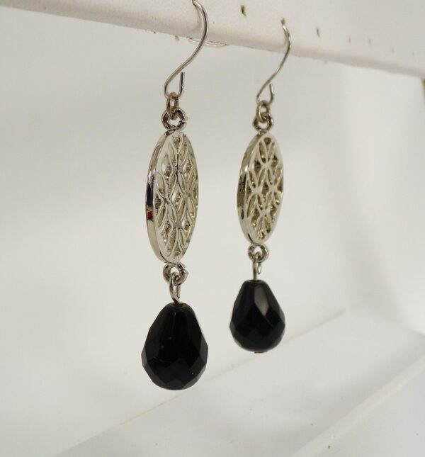 BLACK GLASS AND SILVER ROUND DISK EARRINGS - Image 3