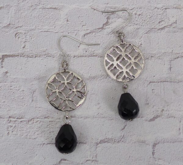 BLACK GLASS AND SILVER ROUND DISK EARRINGS - Image 7