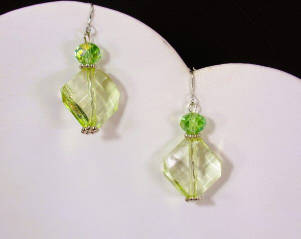 LIGHT GREEN BEAD NECKLACE AND EARRING SET - Image 8