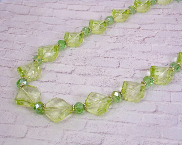 LIGHT GREEN BEAD NECKLACE AND EARRING SET - Image 9