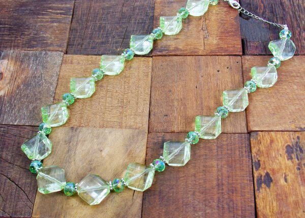 LIGHT GREEN BEAD NECKLACE AND EARRING SET - Image 5