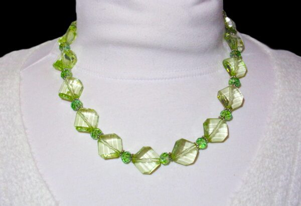 LIGHT GREEN BEAD NECKLACE AND EARRING SET - Image 6
