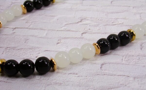 BLACK AND WHITE GLASS BEAD NECKLACE - Image 2