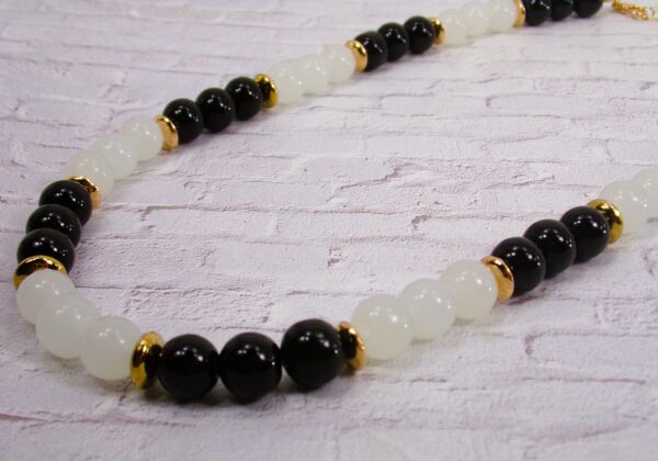 BLACK AND WHITE GLASS BEAD NECKLACE - Image 4