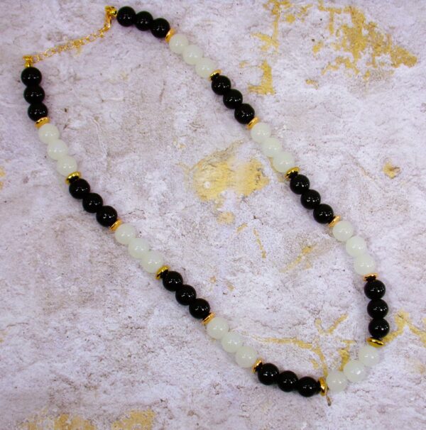 BLACK AND WHITE GLASS BEAD NECKLACE - Image 5
