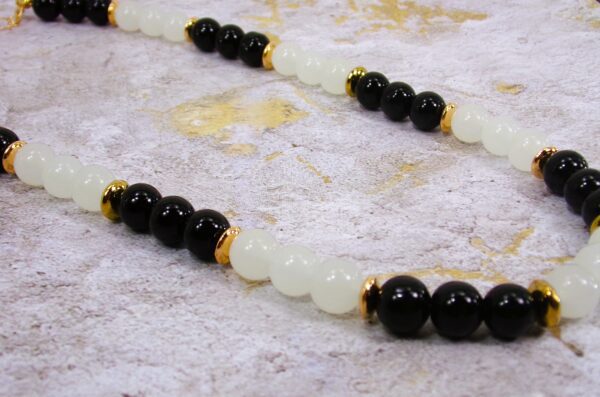 BLACK AND WHITE GLASS BEAD NECKLACE - Image 7