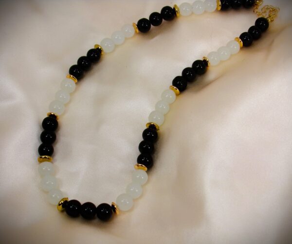 BLACK AND WHITE GLASS BEAD NECKLACE - Image 10