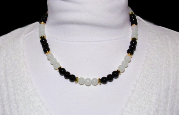 BLACK AND WHITE GLASS BEAD NECKLACE - Image 8