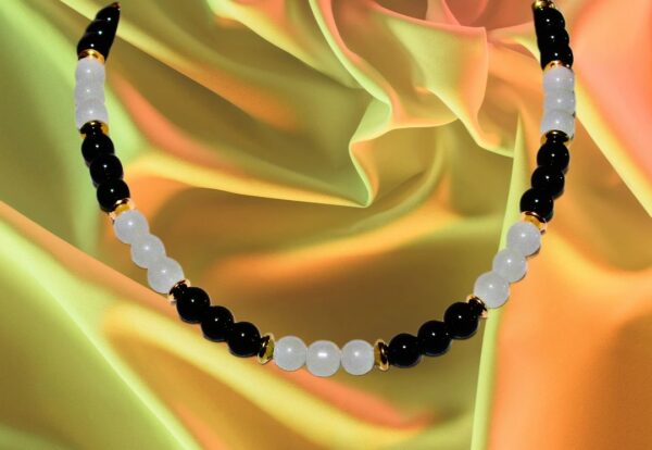 BLACK AND WHITE GLASS BEAD NECKLACE - Image 9