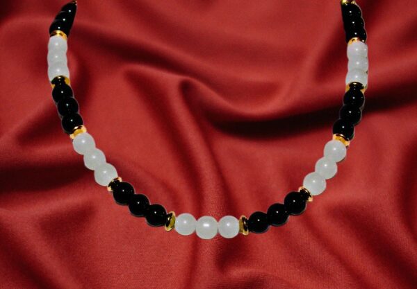 BLACK AND WHITE GLASS BEAD NECKLACE - Image 6