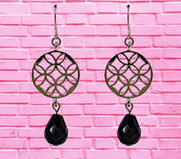 BLACK GLASS AND SILVER ROUND DISK EARRINGS - Image 4
