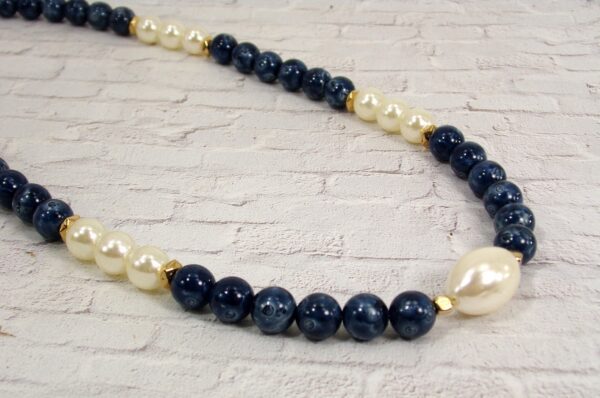BLUE BEAD AND WHITE PEARL NECKLACE WITH GOLD ACCENTS - Image 7