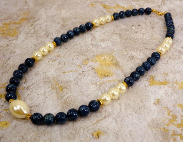 BLUE BEAD AND WHITE PEARL NECKLACE WITH GOLD ACCENTS - Image 11