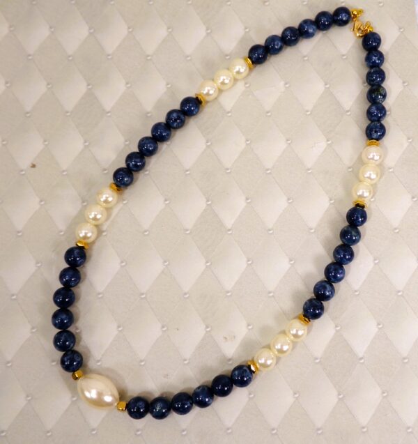 BLUE BEAD AND WHITE PEARL NECKLACE WITH GOLD ACCENTS - Image 12