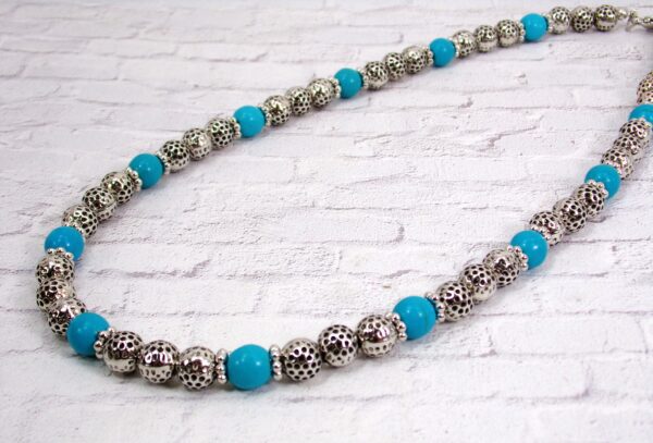TURQUOISE STONE AND SILVER TEXTURED BEAD NECKLACE - Image 4
