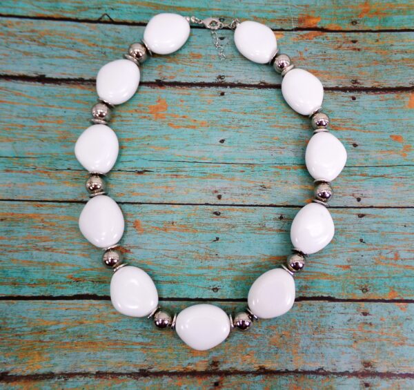 LARGE WHITE AND SILVER BEAD NECKLACE - Image 5