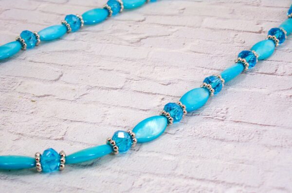 TURQUOISE SHELL AND GLASS BEAD NECKLACE - Image 2