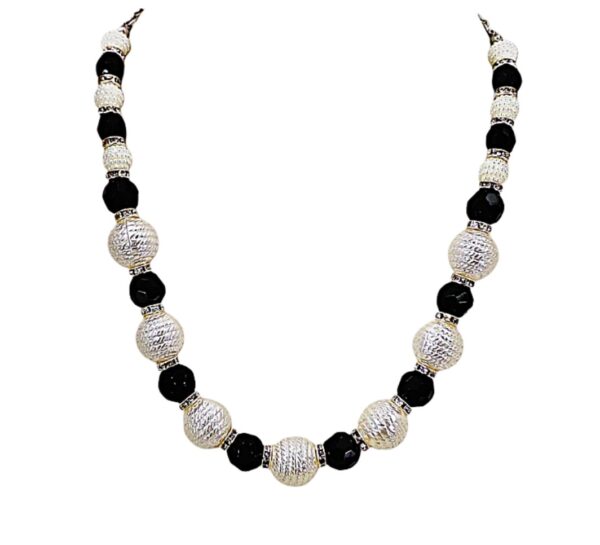 BLACK AND WHITE BEAD NECKLACE