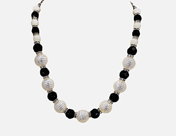 BLACK AND WHITE BEAD NECKLACE - Image 9