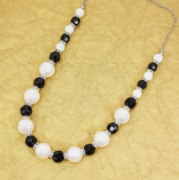 BLACK AND WHITE BEAD NECKLACE - Image 2
