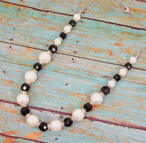 BLACK AND WHITE BEAD NECKLACE - Image 5