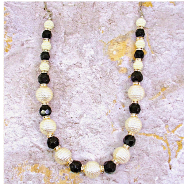 BLACK AND WHITE BEAD NECKLACE - Image 7