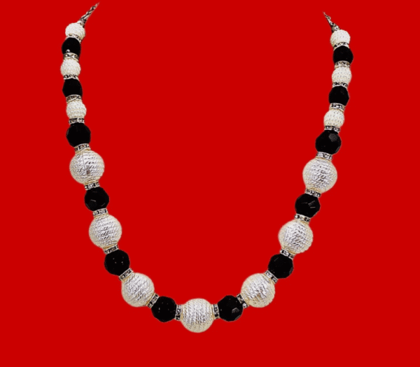 BLACK AND WHITE BEAD NECKLACE - Image 4