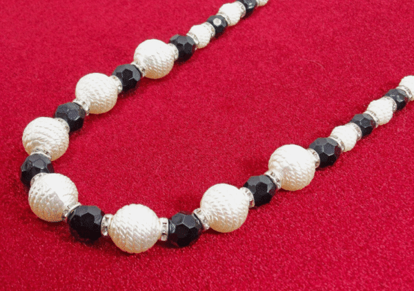 BLACK AND WHITE BEAD NECKLACE - Image 6